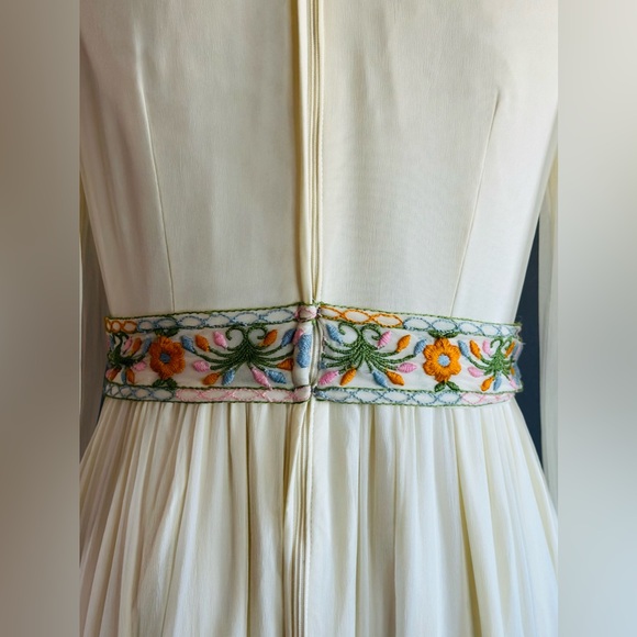 Vintage 70s Montaldos Union Made Wedding Dress Cream Embroidered Flowers - Picture 8 of 15